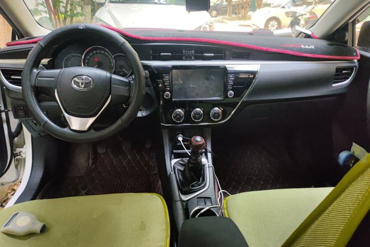 Used Toyota Corolla 2017 1.2T Manual GL Center Console