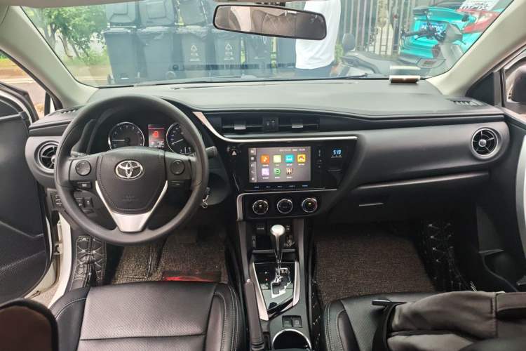 Used Toyota Corolla 2017 Revised Version 1.2T S-CVT GL-i Center Console