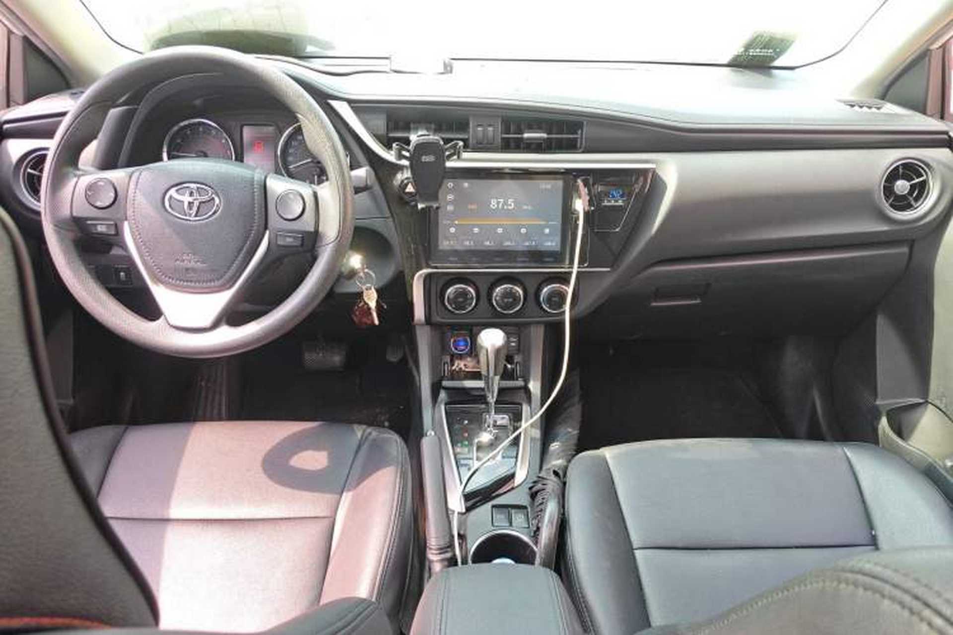 Used Toyota Corolla 2017 Revised Version 1.2T S-CVT GL-i Center Console