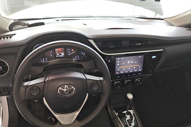 Used Toyota Corolla 2017 Revised Version 1.2T S-CVT GL-i Center Console