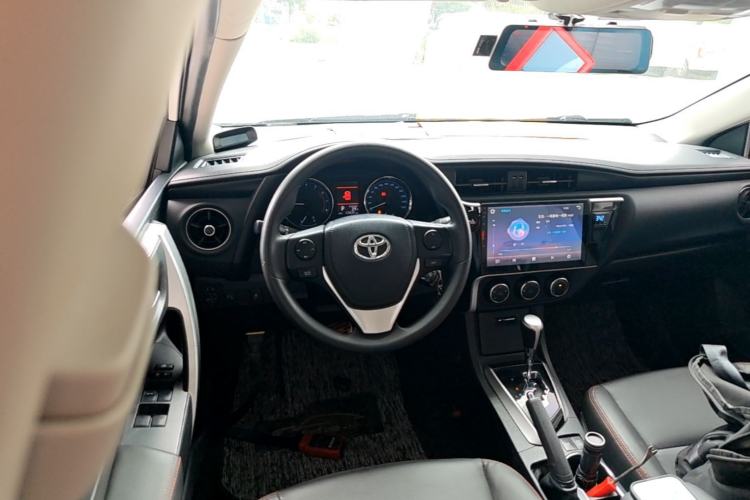Used Toyota Corolla 2017 Revised Version 1.2T S-CVT GL-i Center Console