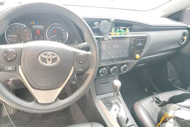 Used Toyota Corolla 2017 Revised Version 1.2T S-CVT GL-i Center Console