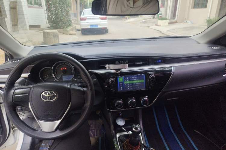 Used Toyota Corolla 2017 1.2T Manual GL Center Console