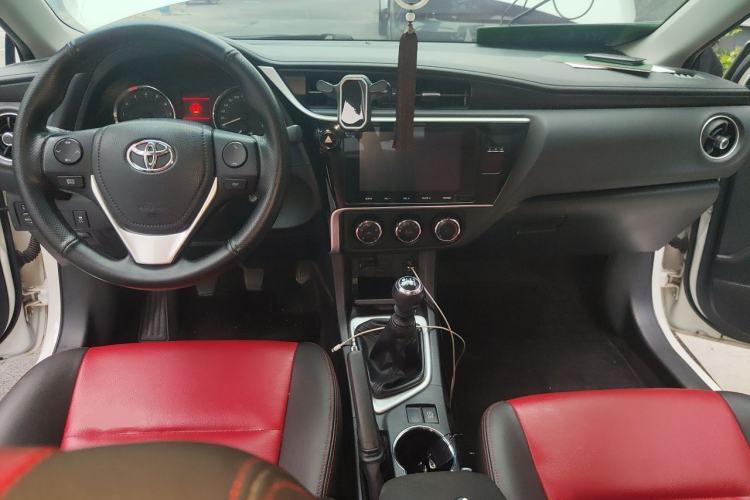 Used Toyota Corolla 2017 Revised Version 1.2T Manual GL-i Center Console