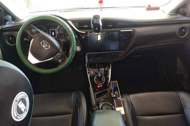 Used Toyota Corolla 2017 Revised Dual-Engine 1.8L E-CVT Leading Edition Center Console