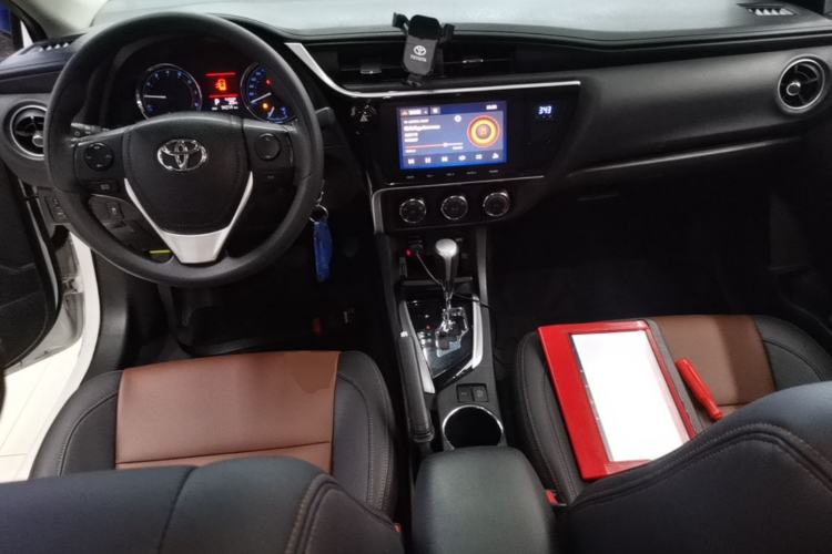 Used Toyota Corolla 2017 Revised Version 1.2T S-CVT GL-i Center Console