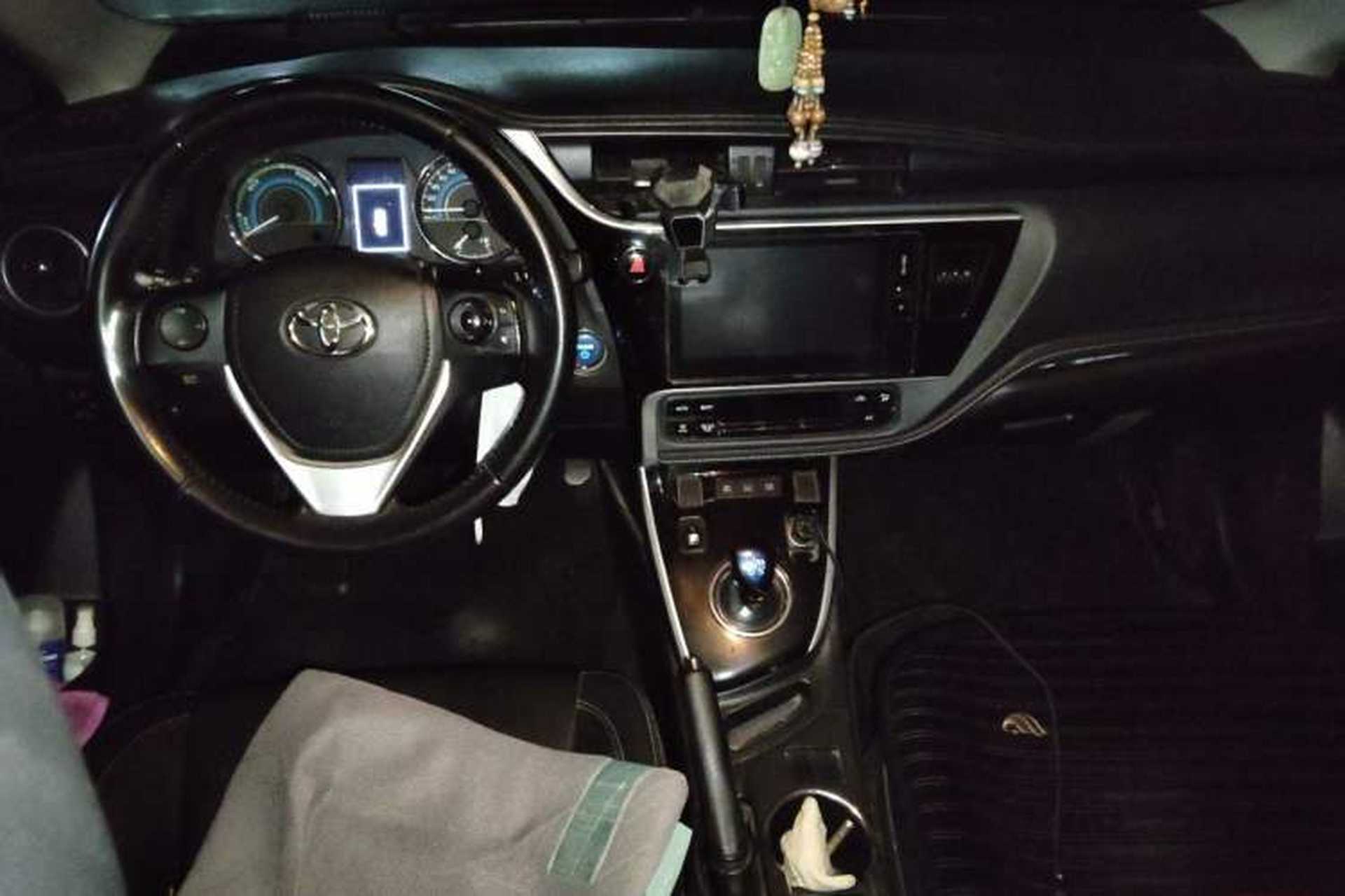 Used Toyota Corolla 2017 Revised Dual-Engine 1.8L E-CVT Elite Edition Center Console