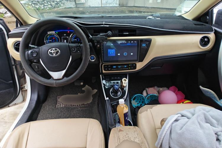 Used Toyota Corolla 2017 Revised Dual-Engine 1.8L E-CVT Leading Edition Center Console