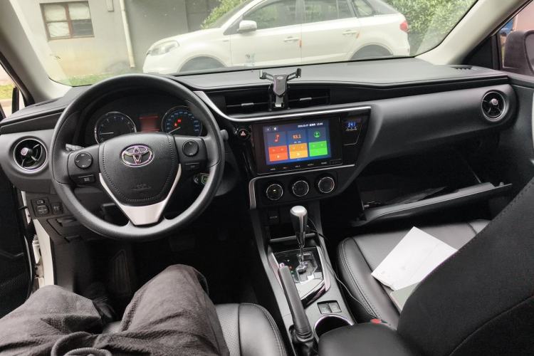 Used Toyota Corolla 2017 Revised Version 1.2T S-CVT GL-i Center Console