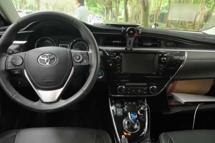 Used Toyota Corolla 2017 Revised Dual-Engine 1.8L E-CVT Luxury Edition Center Console