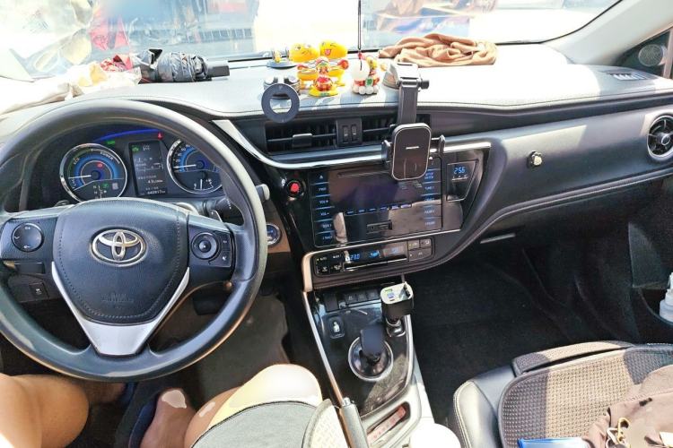 Used Toyota Corolla 2017 Revised Dual-Engine 1.8L E-CVT Leading Edition Center Console