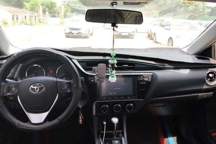 Used Toyota Corolla 2017 Revised Version 1.2T S-CVT GL-i Center Console