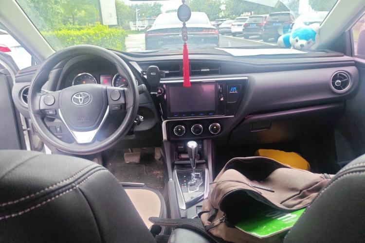 Used Toyota Corolla 2017 Revised Version 1.2T S-CVT GL-i Center Console