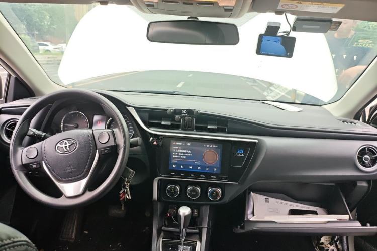 Used Toyota Corolla 2017 Revised Version 1.2T S-CVT GL-i Center Console
