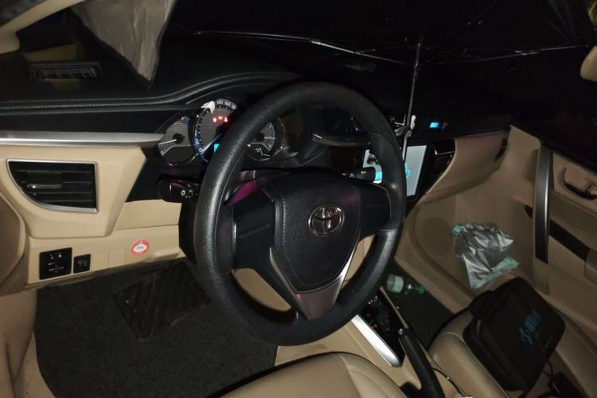 Used Toyota Corolla 2017 1.6L CVT GL Center Console