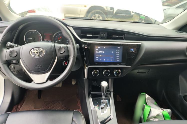 Used Toyota Corolla 2017 Revised Version 1.2T S-CVT GL-i Center Console