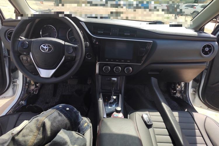 Used Toyota Corolla 2017 Revised Version 1.2T S-CVT GL-i Center Console
