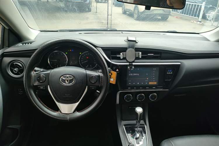 Used Toyota Corolla 2017 Revised Version 1.2T S-CVT GL-i Center Console