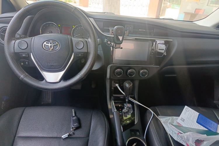 Used Toyota Corolla 2017 Revised Version 1.2T S-CVT GL-i Center Console