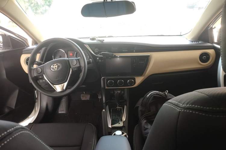 Used Toyota Corolla 2017 Revised Version 1.2T S-CVT GL-i Center Console