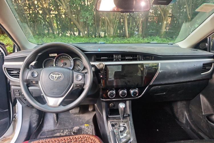 Used Toyota Corolla 2017 1.6L CVT GL Center Console