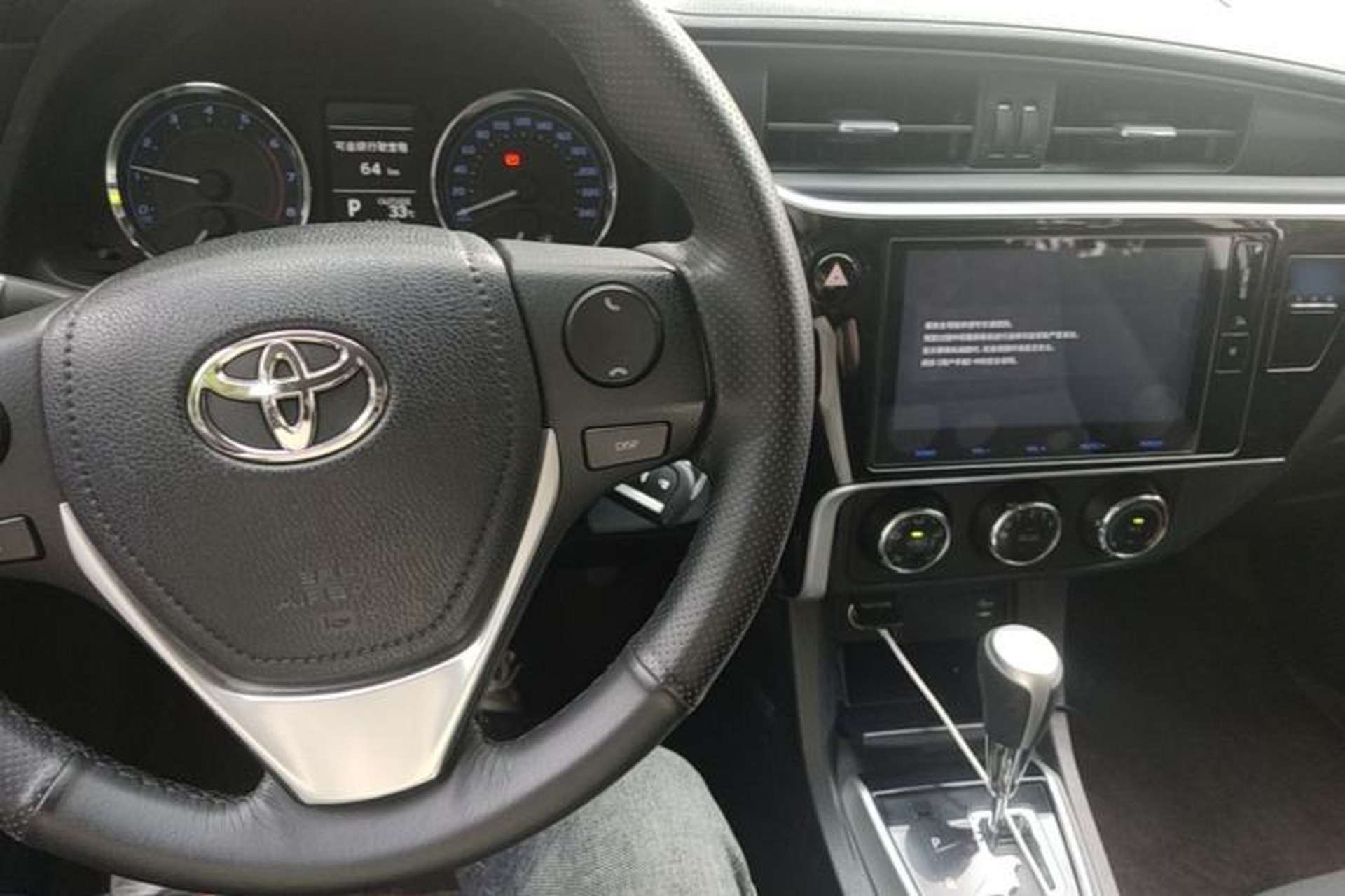 Used Toyota Corolla 2017 Revised Version 1.2T S-CVT GL-i Center Console