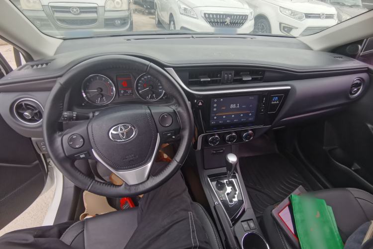 Used Toyota Corolla 2017 Revised Version 1.2T S-CVT GL-i Leather Edition Center Console