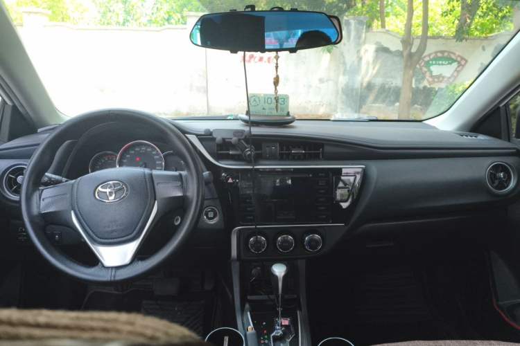 Used Toyota Corolla 2017 Revised Version 1.2T S-CVT GL Center Console