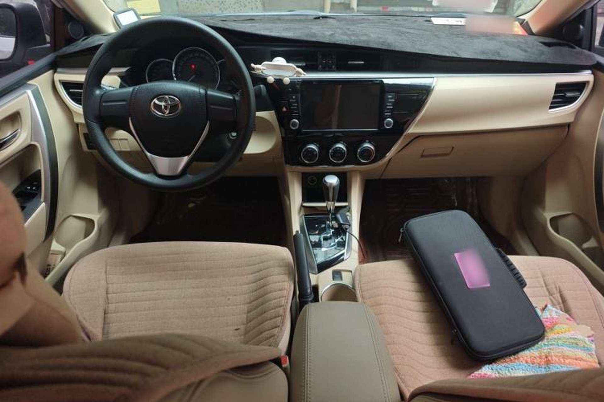 Used Toyota Corolla 2017 1.6L CVT GL Center Console