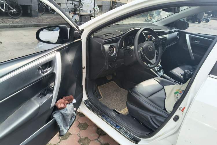Used Toyota Corolla 2017 Revised Dual-Engine 1.8L E-CVT Leading Edition Driver Seat