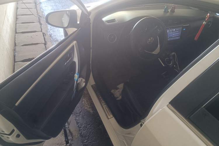 Used Toyota Corolla 2017 Revised Dual-Engine 1.8L E-CVT Elite Edition Driver Seat