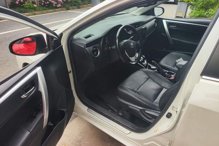 Used Toyota Corolla 2017 Revised Dual-Engine 1.8L E-CVT Luxury Edition Driver Seat