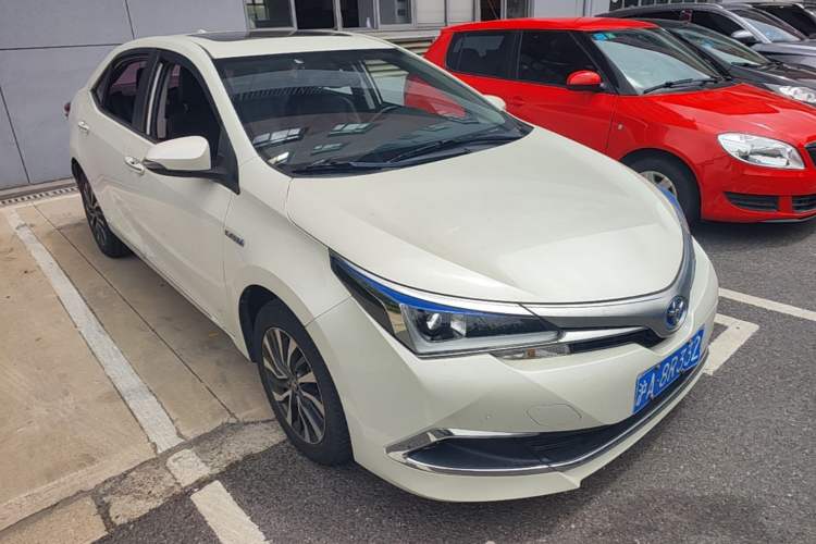 Used Toyota Corolla 2017 Revised Dual-Engine 1.8L E-CVT Luxury Edition Front Right 45 Deg