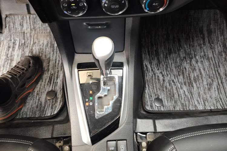 Used Toyota Corolla 2017 Revised Version 1.2T S-CVT GL Gear Lever
