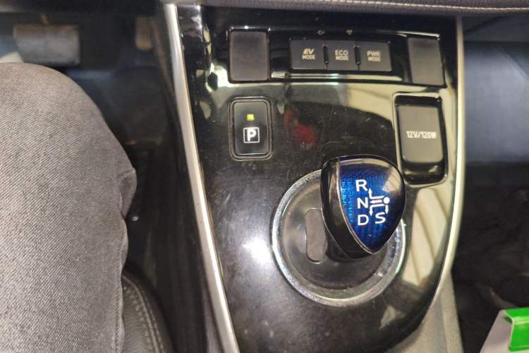 Used Toyota Corolla 2017 Revised Dual-Engine 1.8L E-CVT Leading Edition Gear Lever
