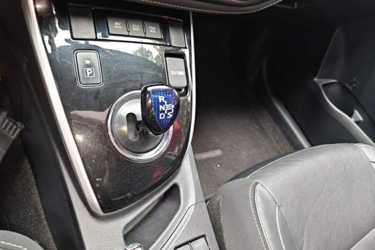 Used Toyota Corolla 2017 Revised Dual-Engine 1.8L E-CVT Elite Edition Gear Lever