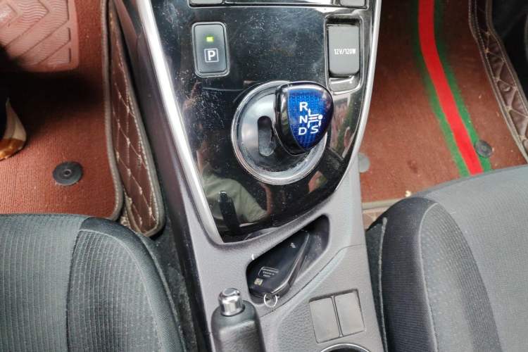Used Toyota Corolla 2017 Revised Dual-Engine 1.8L E-CVT Leading Edition Gear Lever