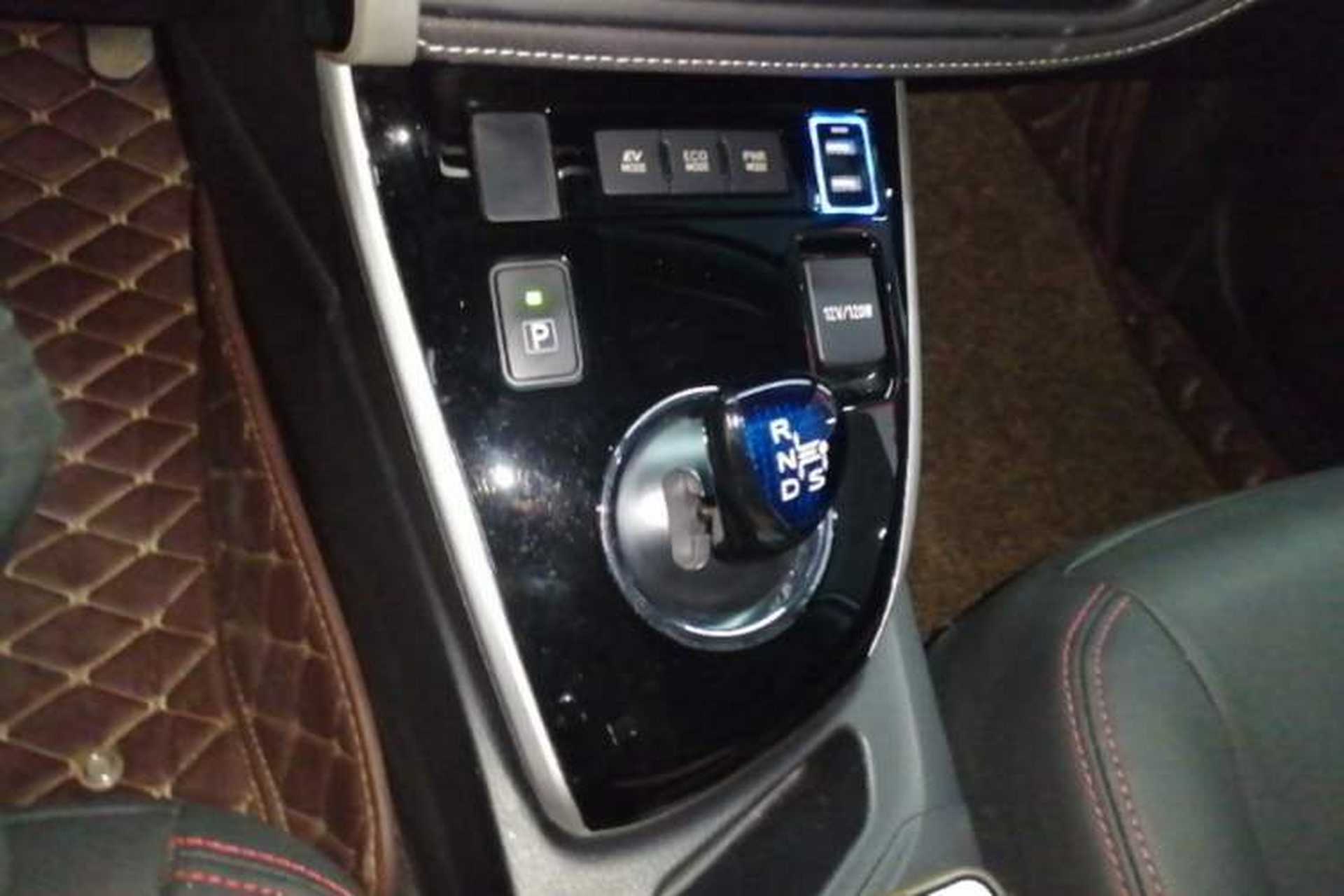 Used Toyota Corolla 2017 Revised Dual-Engine 1.8L E-CVT Leading Edition Gear Lever