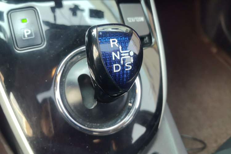 Used Toyota Corolla 2017 Revised Dual-Engine 1.8L E-CVT Elite Edition Gear Lever
