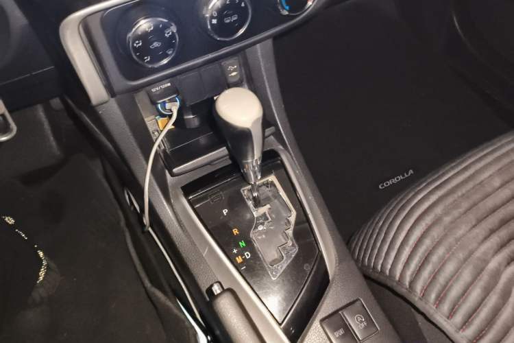 Used Toyota Corolla 2017 Revised Version 1.2T S-CVT GL-i Leather Edition Gear Lever