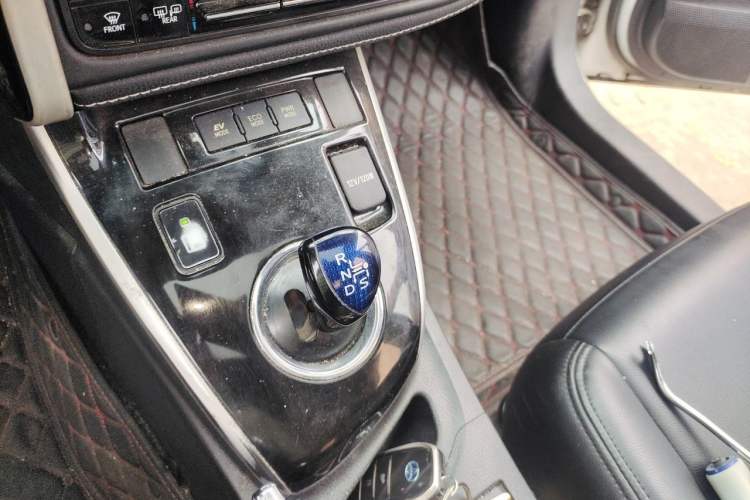 Used Toyota Corolla 2017 Revised Dual-Engine 1.8L E-CVT Leading Edition Gear Lever