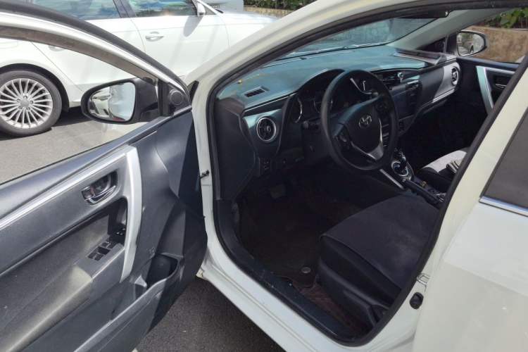 Used Toyota Corolla 2017 Revised Dual-Engine 1.8L E-CVT Leading Edition Interior 3