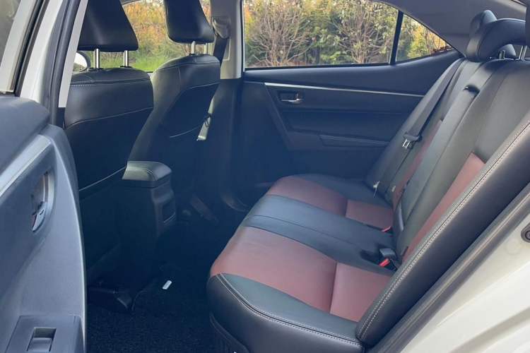 Used Toyota Corolla 2017 Revised Dual-Engine 1.8L E-CVT Elite Edition Interior 3