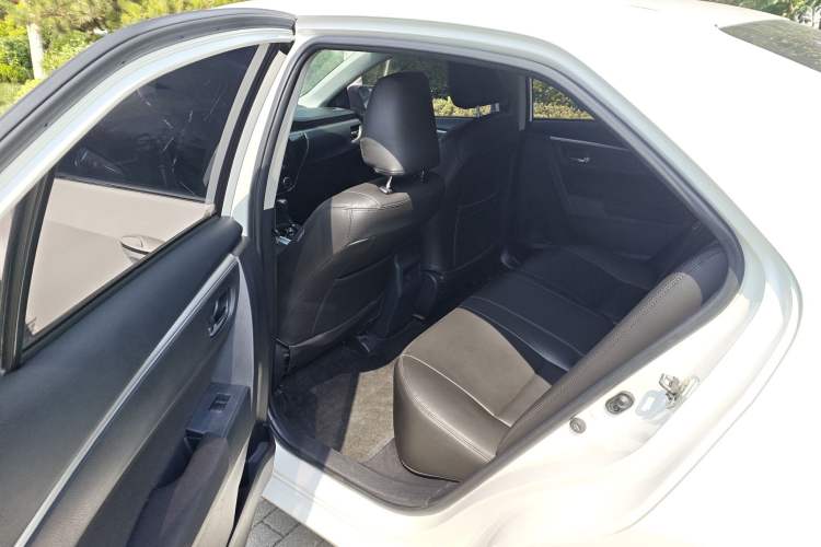 Used Toyota Corolla 2017 1.6L CVT GL Interior 4