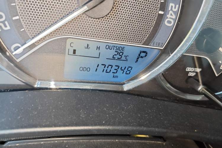 Used Toyota Corolla 2017 1.2T CVT GL Odometer Close Up