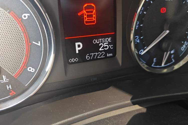 Used Toyota Corolla 2017 1.2T CVT GL-i Leather Edition Odometer Close Up
