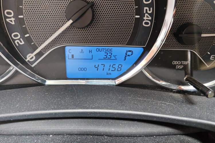 Used Toyota Corolla 2017 1.6L CVT GL Odometer Close Up