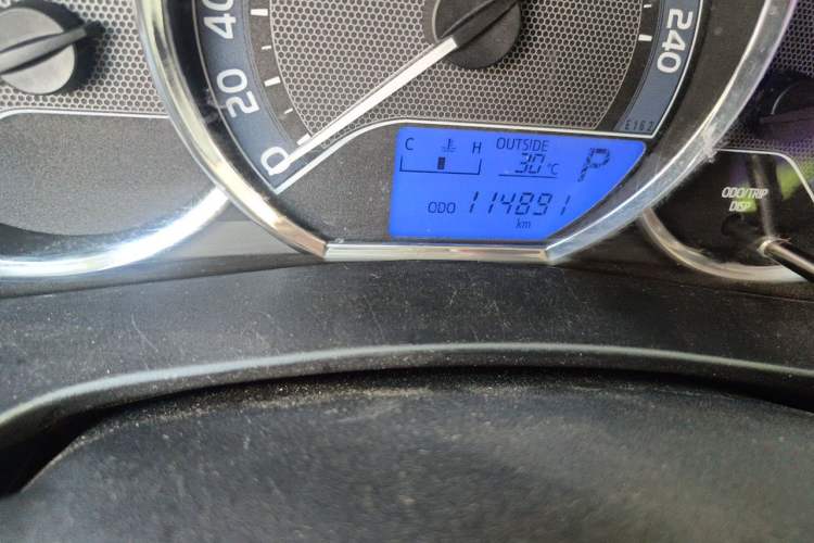 Used Toyota Corolla 2017 Revised Version 1.6L S-CVT GL Odometer Close Up