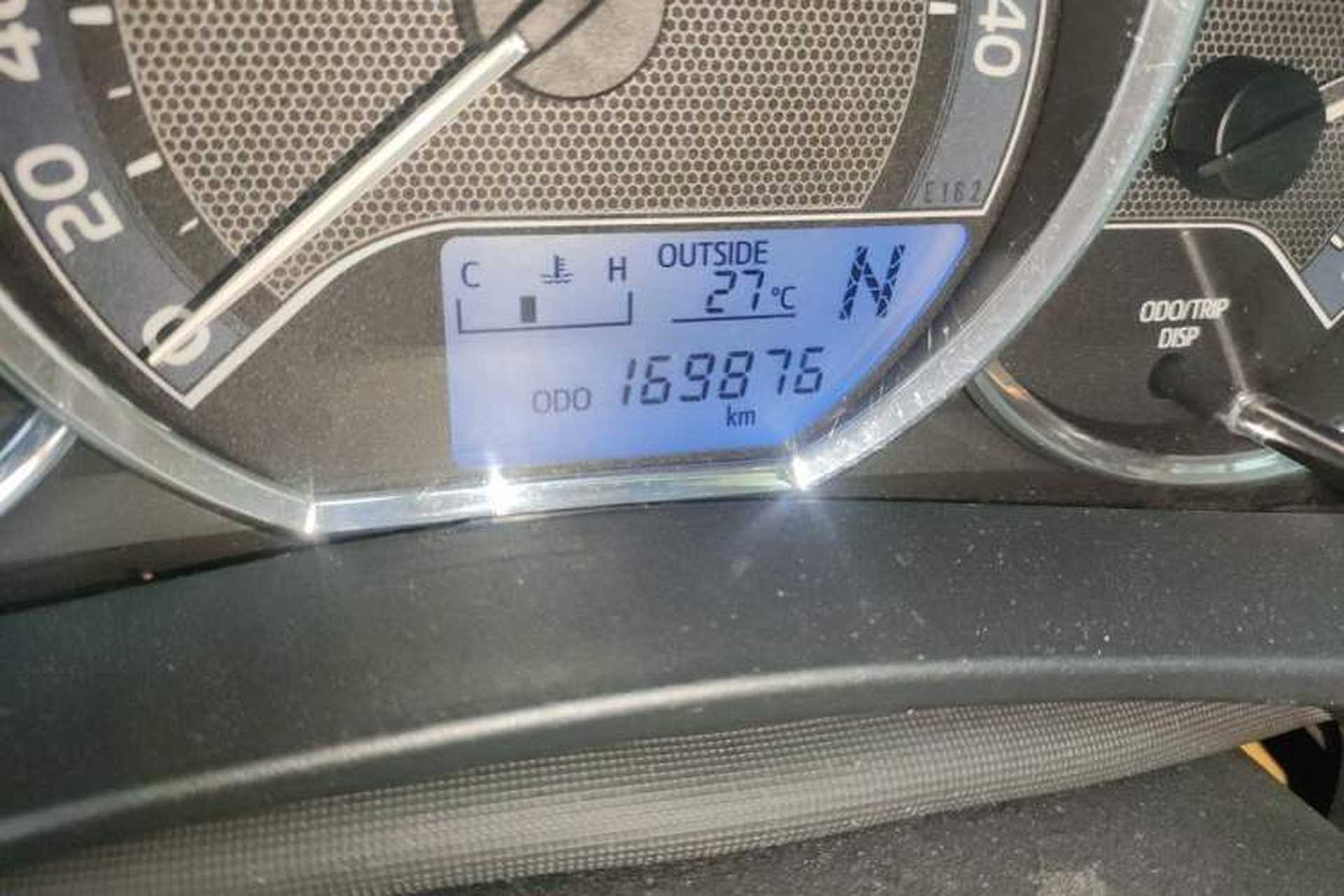 Used Toyota Corolla 2017 Revised Version 1.6L S-CVT GL Odometer Close Up