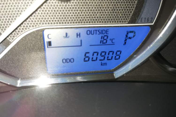 Used Toyota Corolla 2017 Revised Version 1.6L S-CVT GL Odometer Close Up